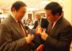 2011年12月22日，公司董事长、总经理周素明向时任全国人大常委会副委员长、民盟中央主席蒋树声介绍国缘酒。