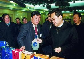 2002年1月22日，时任江苏省省长季允石视察今世缘。
