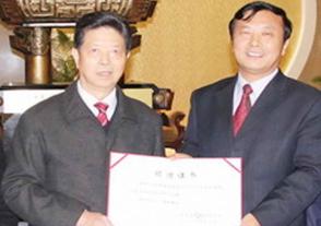 2011年11月14日，原江苏省人大常委会副主任王霞林视察今世缘。