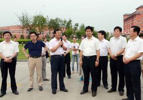 2013年7月12日，时任淮安市市长曲福田视察今世缘技改项目。