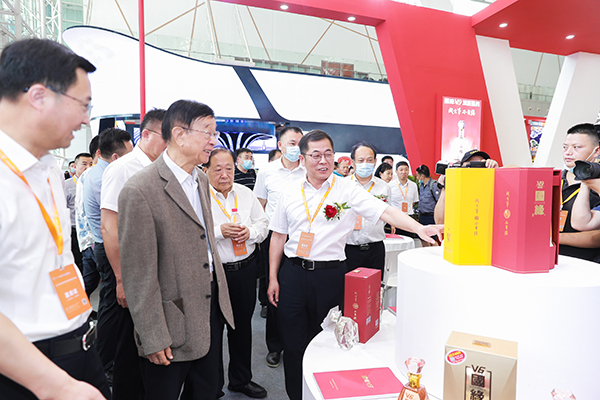 2022年6月20日，江苏省委原副书记顾浩在中国（南京）国际糖酒会上参观今世缘展馆。