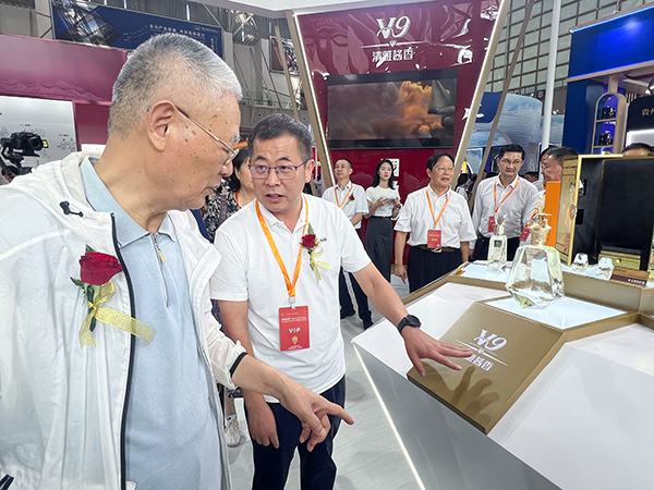 2024年8月8日，江苏省原副省长吴瑞林在第十四届中国（南京）国际糖酒食品交易会上参观今世缘展馆
